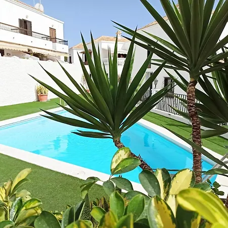 Tropical Bliss Retreat In בית נופש